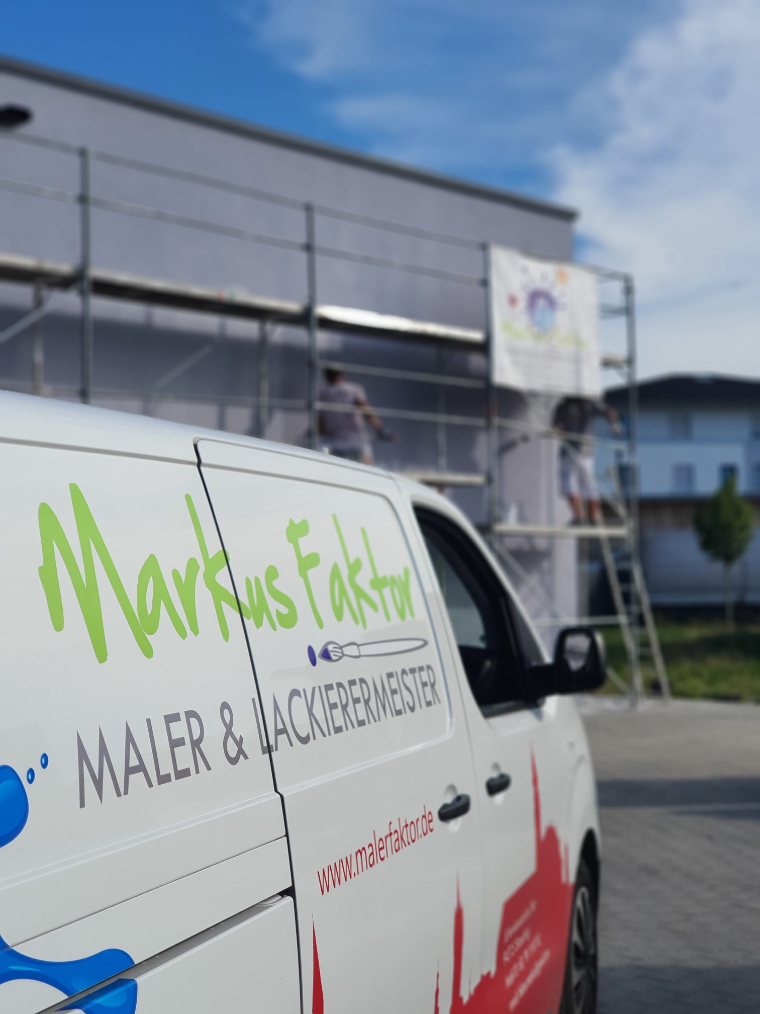 Malermeisterbetrieb Faktor Firmenwagen auf Baustelle